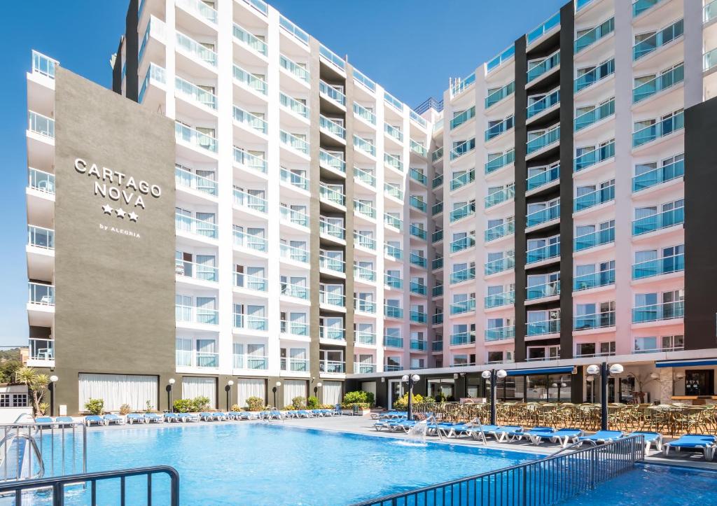 马尔格莱特德玛Hotel Cartago Nova by ALEGRIA的大型公寓大楼,设有大型游泳池