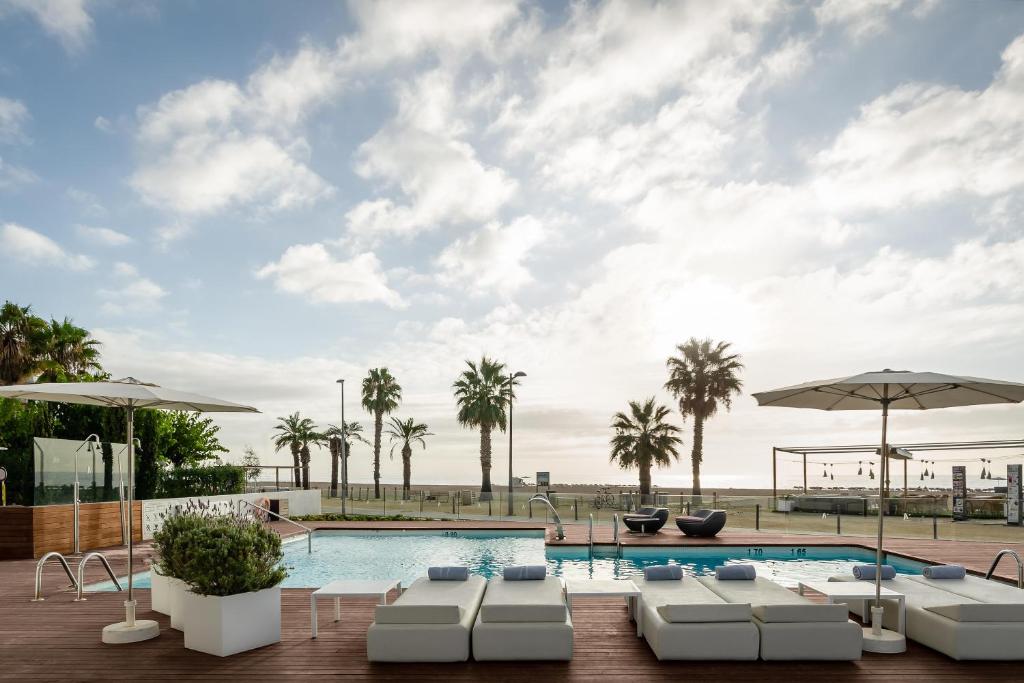 圣苏珊娜ALEGRIA Mar Mediterrania - Adults Only 4*Sup的一个带躺椅和遮阳伞的游泳池