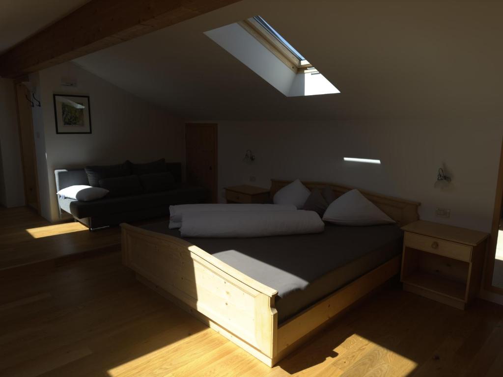 卡斯特尔罗托Garni Residence Trocker的一间卧室配有一张床和天窗
