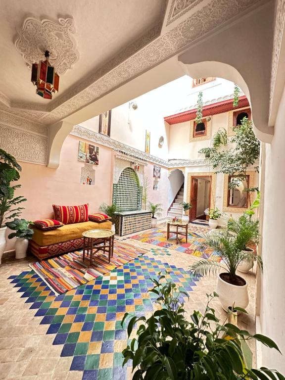 非斯Dar Khmissa Fes的带沙发和地毯的客厅