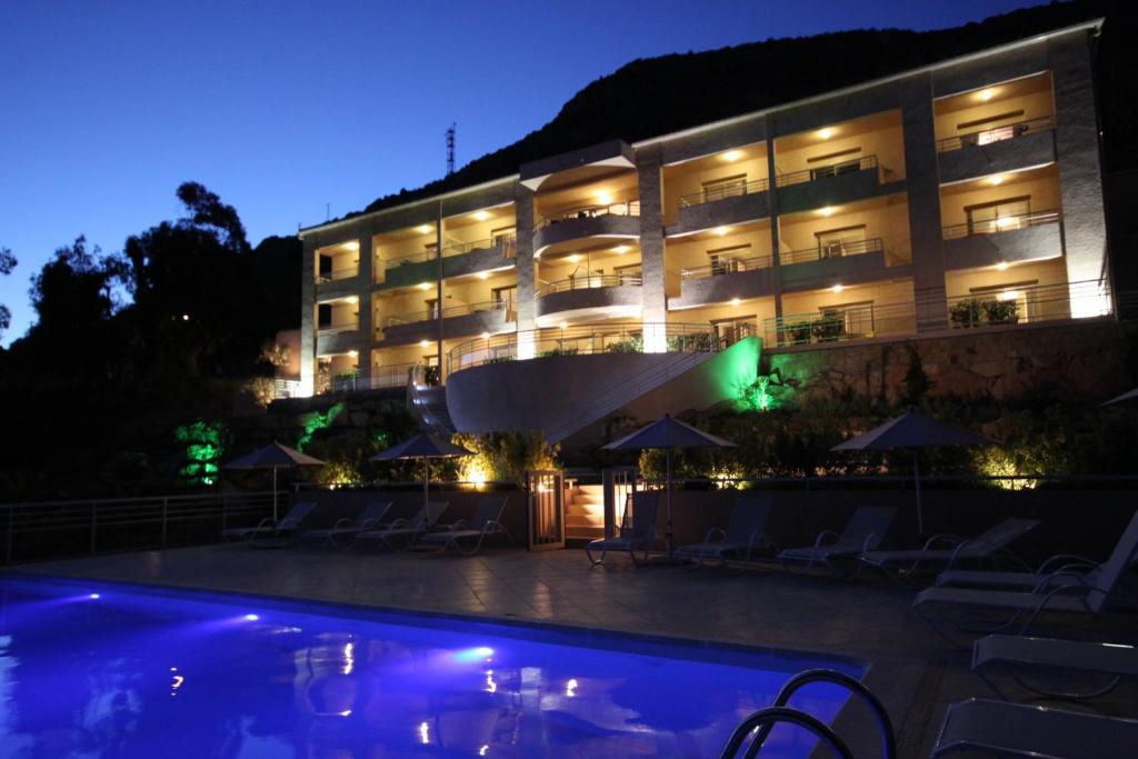 波尔图雷斯当斯科斯塔酒店的夜间设有游泳池的酒店