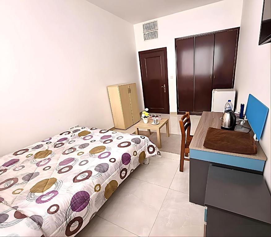 阿布扎比Corniche AD - Extremely Unique Room的一间卧室配有一张床和一张桌子