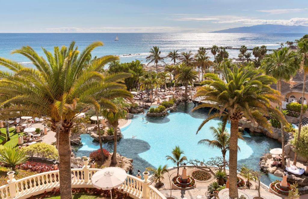 阿德耶公爵湾酒店的享有带游泳池和海洋的度假村的空中景致