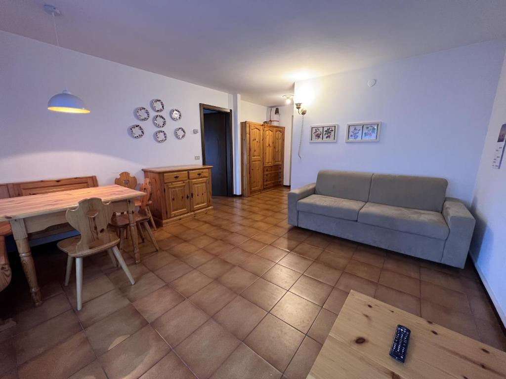 平佐洛Appartamenti Residenza Alpina的客厅配有沙发和桌子