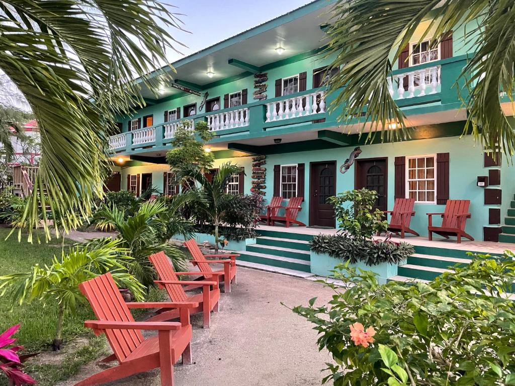 圣佩德罗Belize Budget Suites的前面有红色椅子的建筑