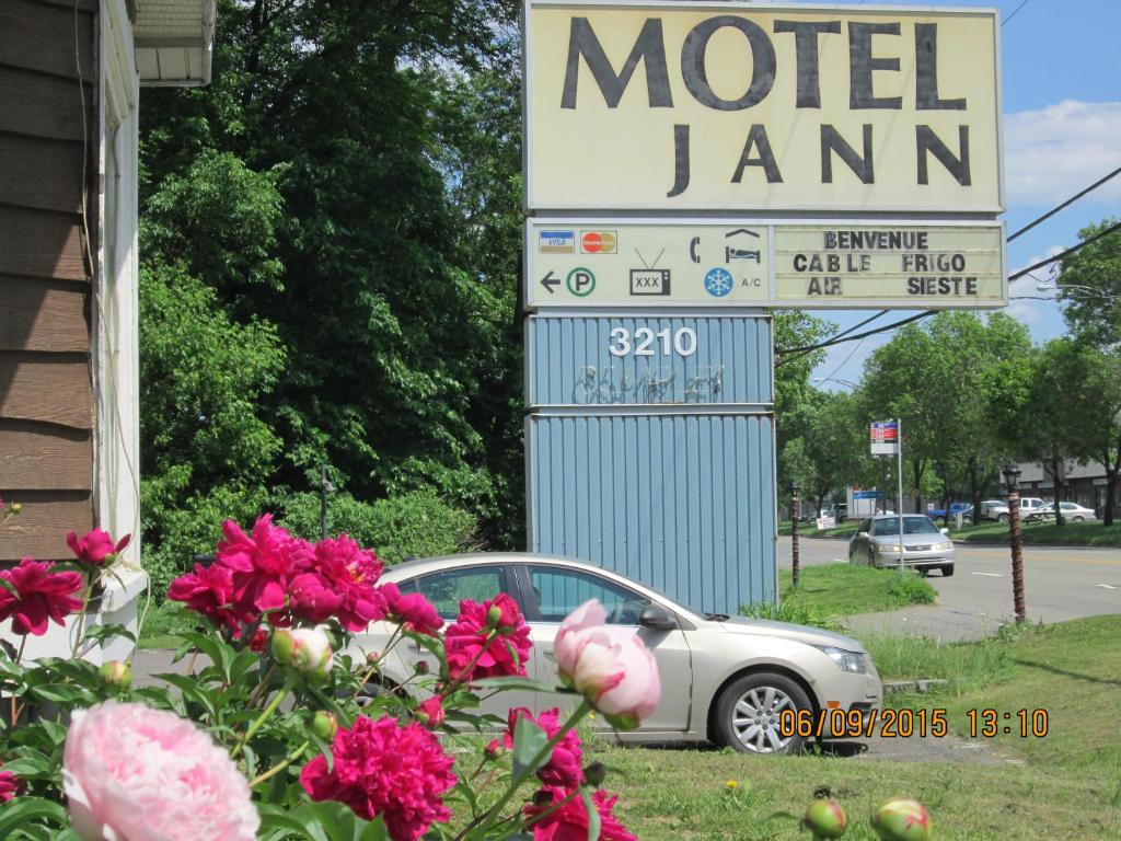 魁北克市简恩汽车旅馆的停在汽车旅馆标志前的汽车