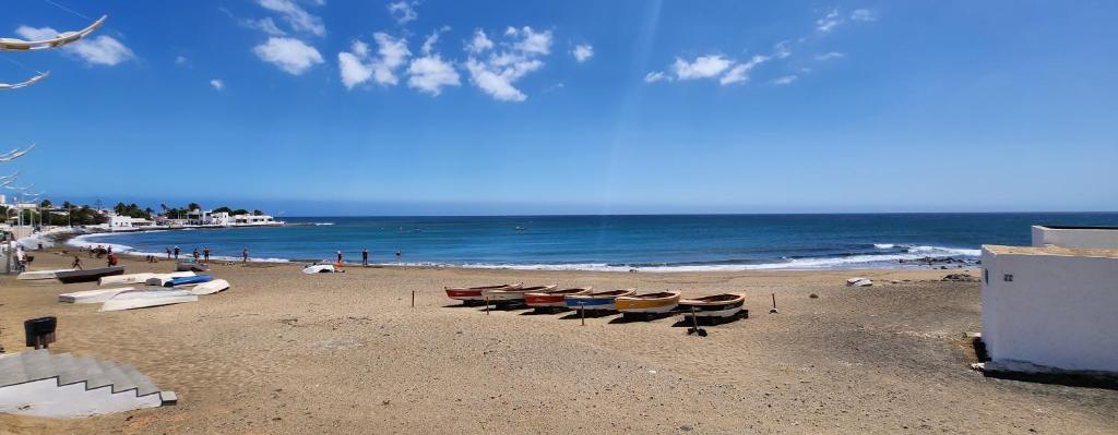 宏达海滩Casa Sun & Sea的海滩上设有几把躺椅,大海上