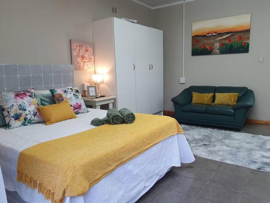 波罗瓜尼Tree Orchid的一间卧室配有一张大床和一张沙发