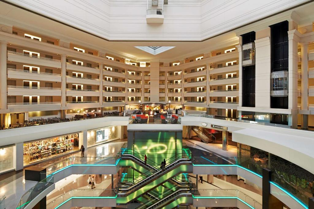 华盛顿Embassy Suites by Hilton Washington DC Chevy Chase Pavilion的酒店中庭的图片