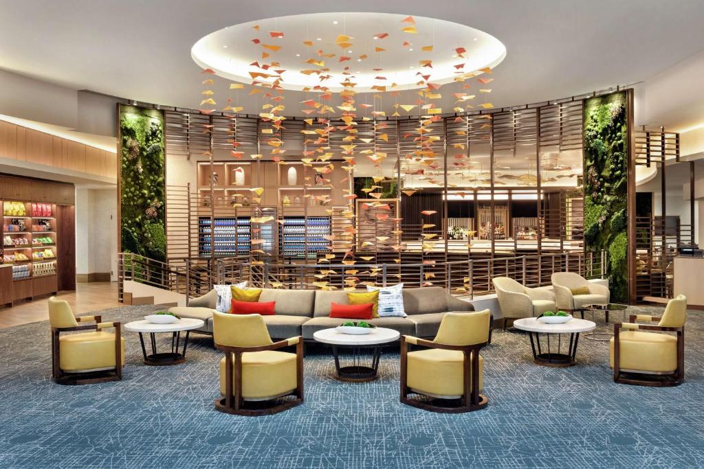 芝加哥芝加哥壮丽大道希尔顿逸林酒店的大堂配有沙发和桌椅