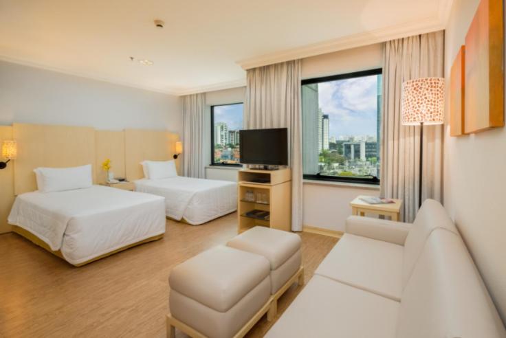 圣保罗蓝树维波迪维努顶级酒店的酒店客房,设有两张床和一张沙发