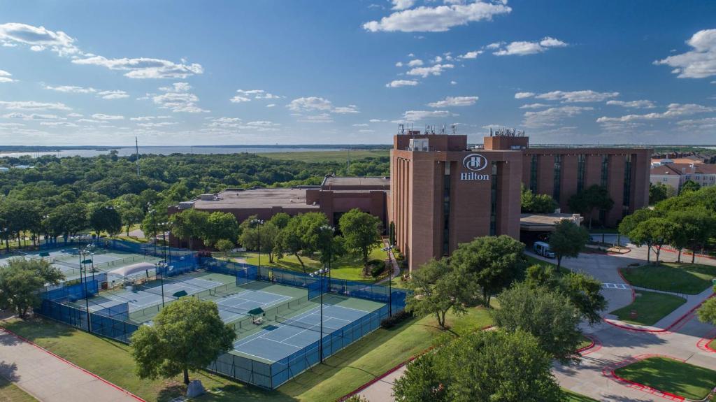 格雷普韦恩希尔顿DFW湖行政会议中心的享有酒店顶部的网球场景色
