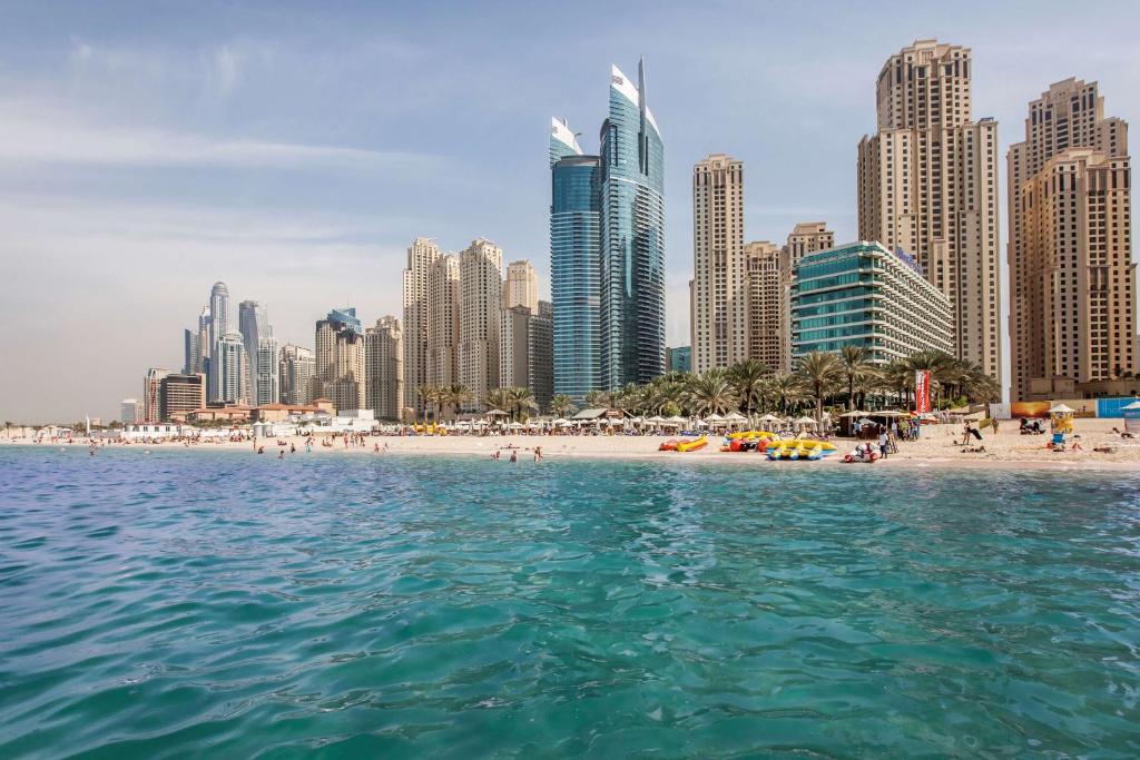 迪拜迪拜希尔顿沃克酒店的城市前方海滩的景色
