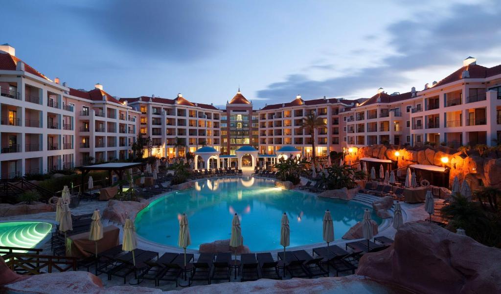 维拉摩拉维拉摩拉希尔顿酒店的度假村的一个大型游泳池