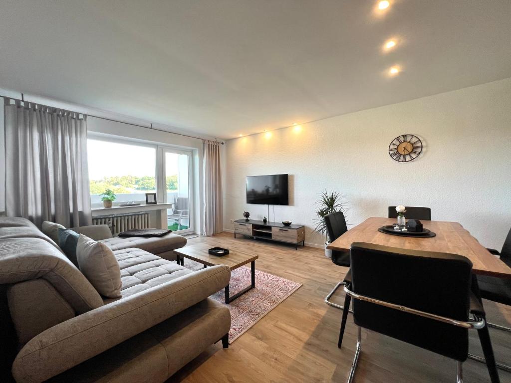 哈廷根Stilvolles Apartment mit ländlichem Ausblick的客厅配有沙发和桌子