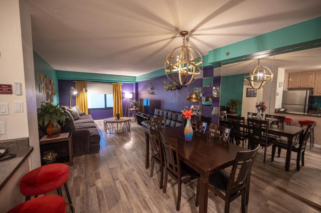 拉斯维加斯StayTogetherSuites 760的客厅和带桌椅的用餐室