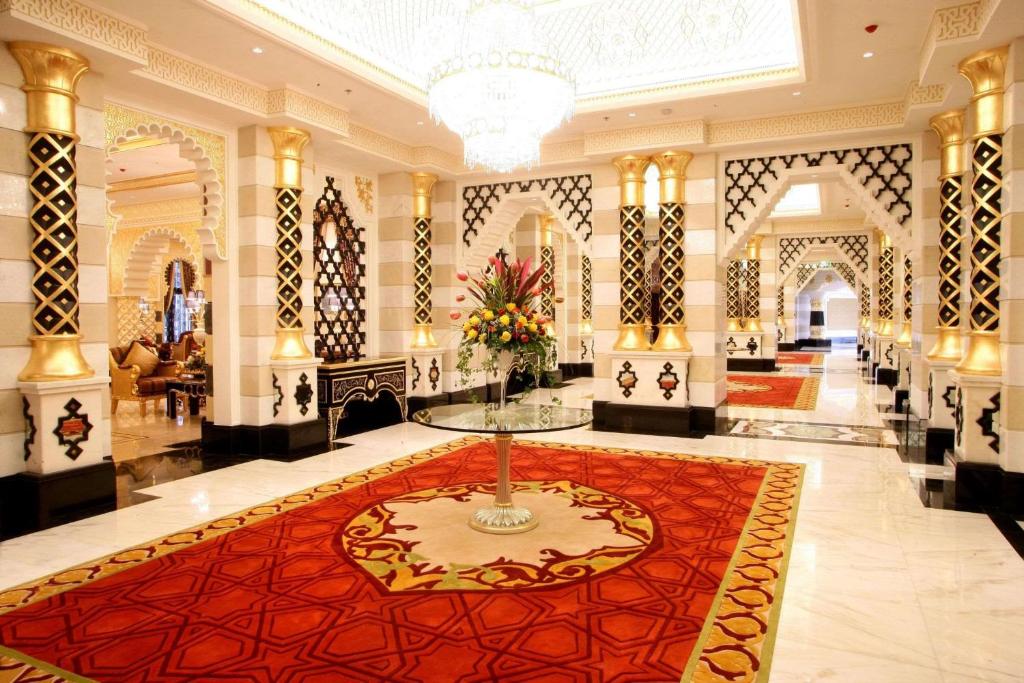 吉达华尔道夫吉达酒店 - 卡斯尔夏克的大堂的地板上铺有红色的大地毯