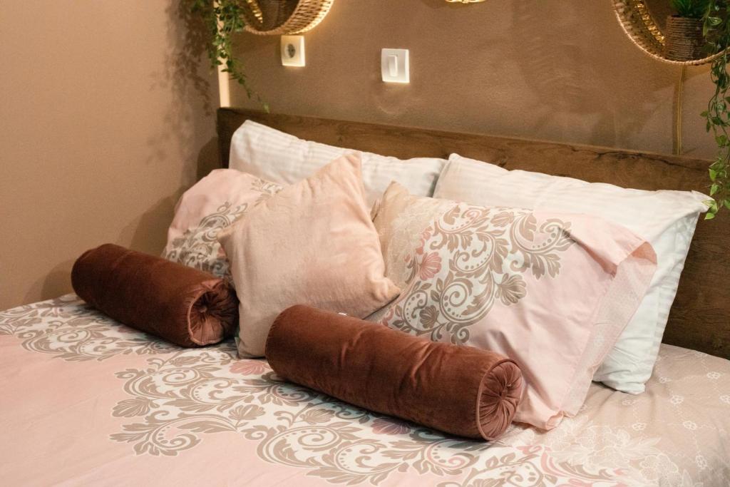 萨拉热窝Reina Spa的床上有几个枕头