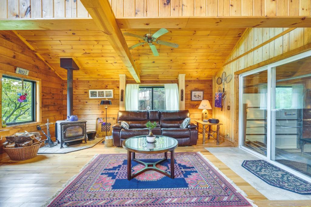 詹姆斯敦Pet-Friendly Jamestown Cabin with Fire Pit and Deck!的客厅配有沙发和桌子