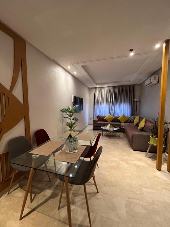 卡萨布兰卡Bel appart+2 ROOM+WIFI+GARE CASA VOYAGEUR+TRAM的客厅配有桌子和沙发