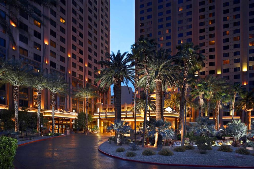 拉斯维加斯Hilton Grand Vacations Club on the Las Vegas Strip的夜幕降临的城市棕榈树街道