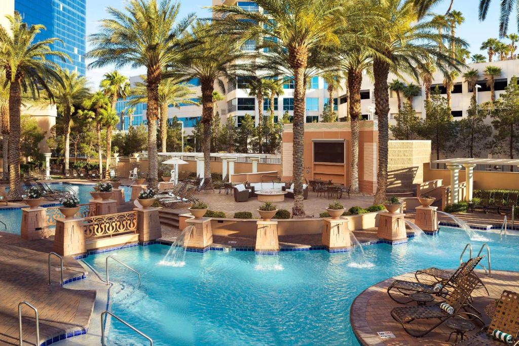 拉斯维加斯Hilton Grand Vacations Club on the Las Vegas Strip的度假村内一座种有棕榈树的大型游泳池