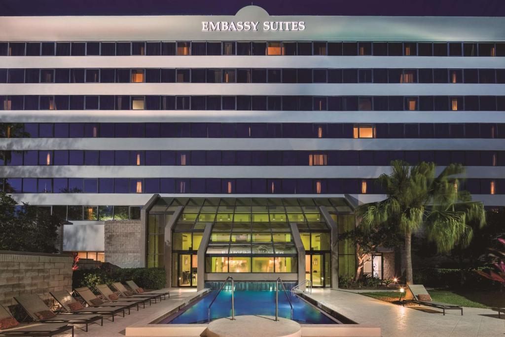 奥兰多Embassy Suites by Hilton Orlando International Drive ICON Park的大楼前设有游泳池的酒店