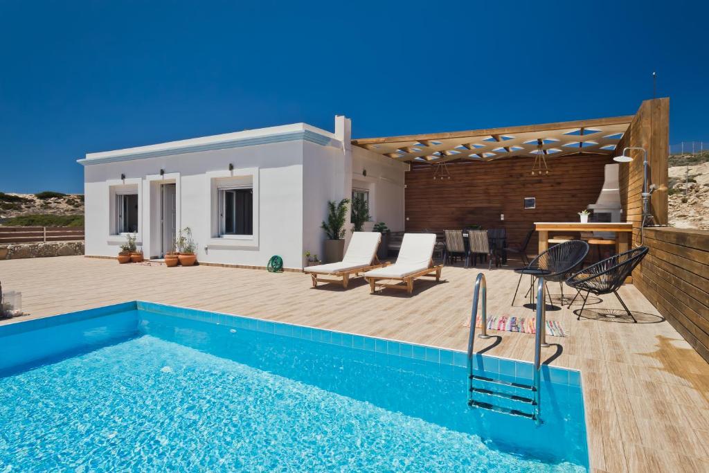 卡尔帕索斯Vènto villa的一个带游泳池和庭院的别墅