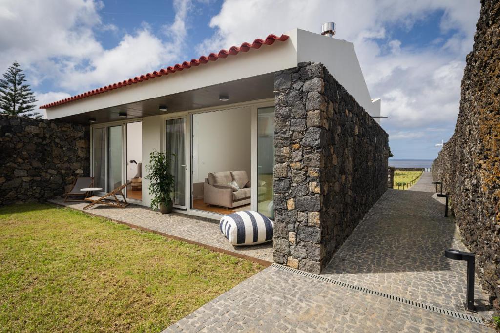 大里贝拉ENTRE MUROS - Turismo Rural - Casa com jardim e acesso direto ao mar的石墙房屋