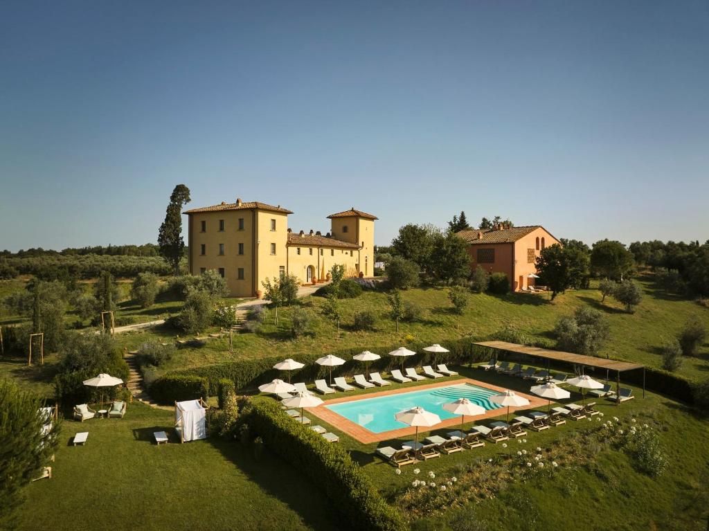 佩萨河谷塔瓦内莱Castello Del Nero - Podere San Filippo的享有带游泳池的别墅的空中景致