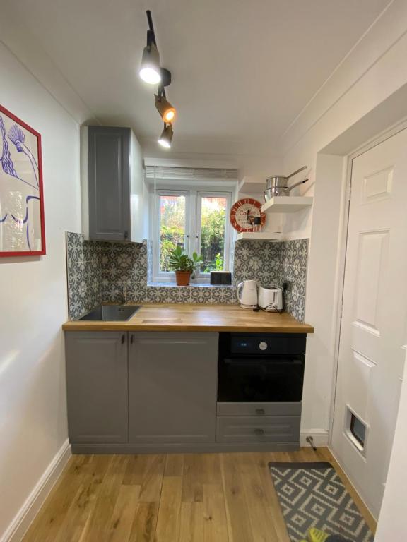 伦敦Stylish 1-bed studio的厨房配有水槽和台面
