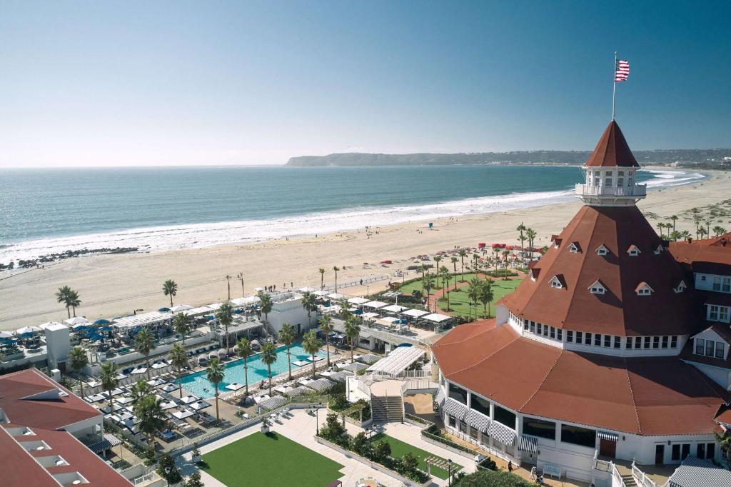 圣地亚哥德尔科罗纳多希尔顿Curio精选酒店的享有度假胜地和海滩的空中景致