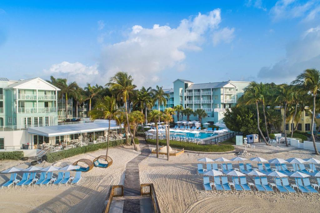 基韦斯特The Reach Key West, Curio Collection by Hilton的享有带椅子和游泳池的度假村景色