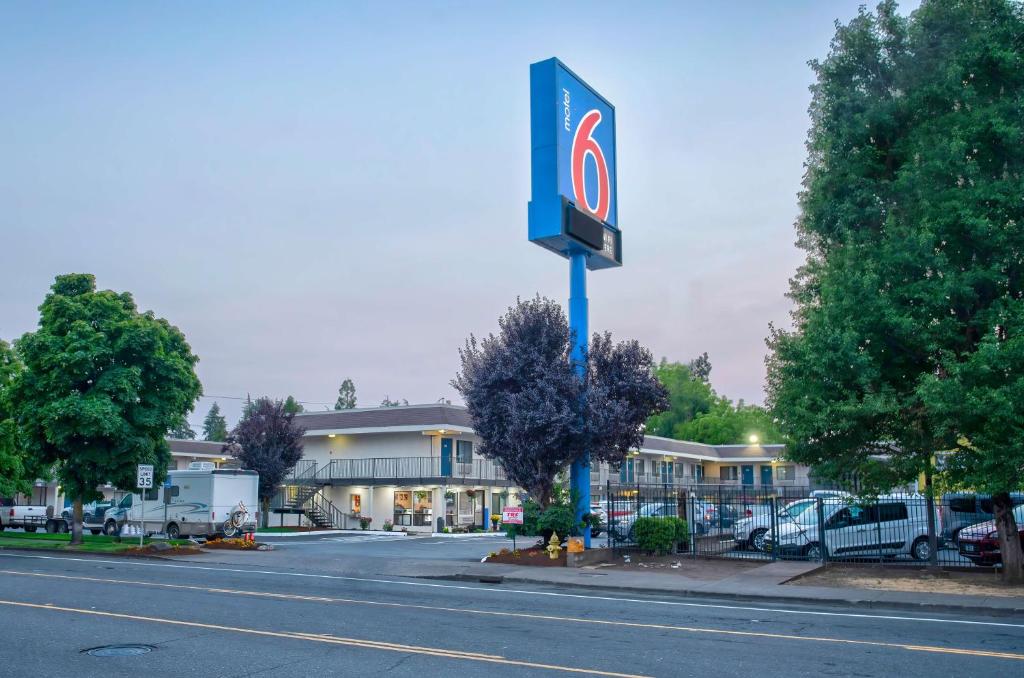 塞勒姆Motel 6-Salem, OR的酒店前的百事可乐标志