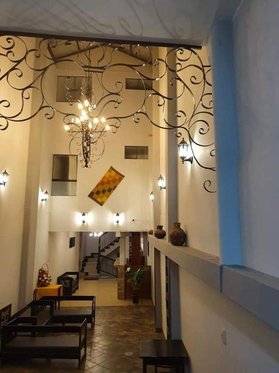 ChotaHotel Casa Junio的大堂设有吊灯,挂在天花板上