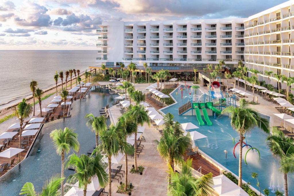 坎昆Hilton Cancun, an All-Inclusive Resort的享有度假村的空中景致,设有游泳池和海洋