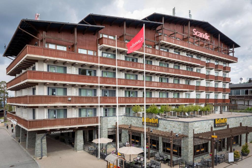 鲁卡斯堪的克卢卡霍维旅馆的前面有红旗的酒店