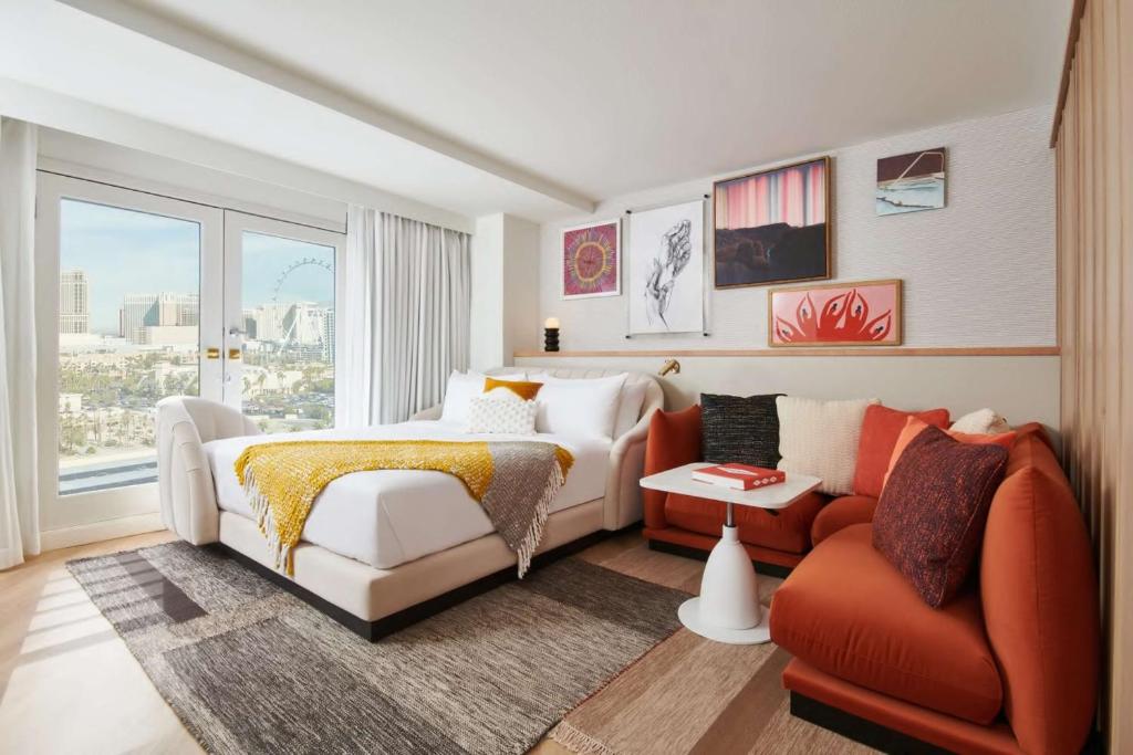 拉斯维加斯Virgin Hotels Las Vegas, Curio Collection by Hilton的一间卧室配有一张床、一张沙发和一把椅子