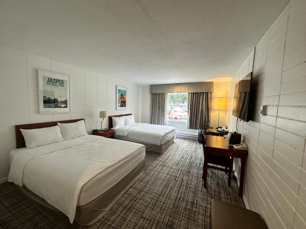 斯阔米什八月杰克汽车旅馆的酒店客房配有两张床和一张书桌