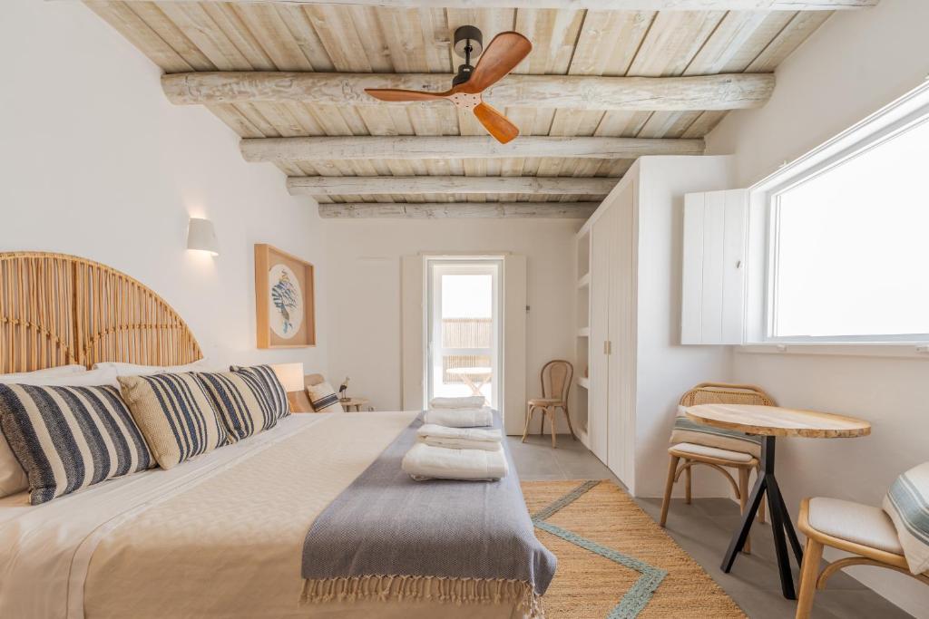 孔波尔塔Villa da Comporta - Quarto Praia da Comporta T0的一间卧室配有一张床和吊扇