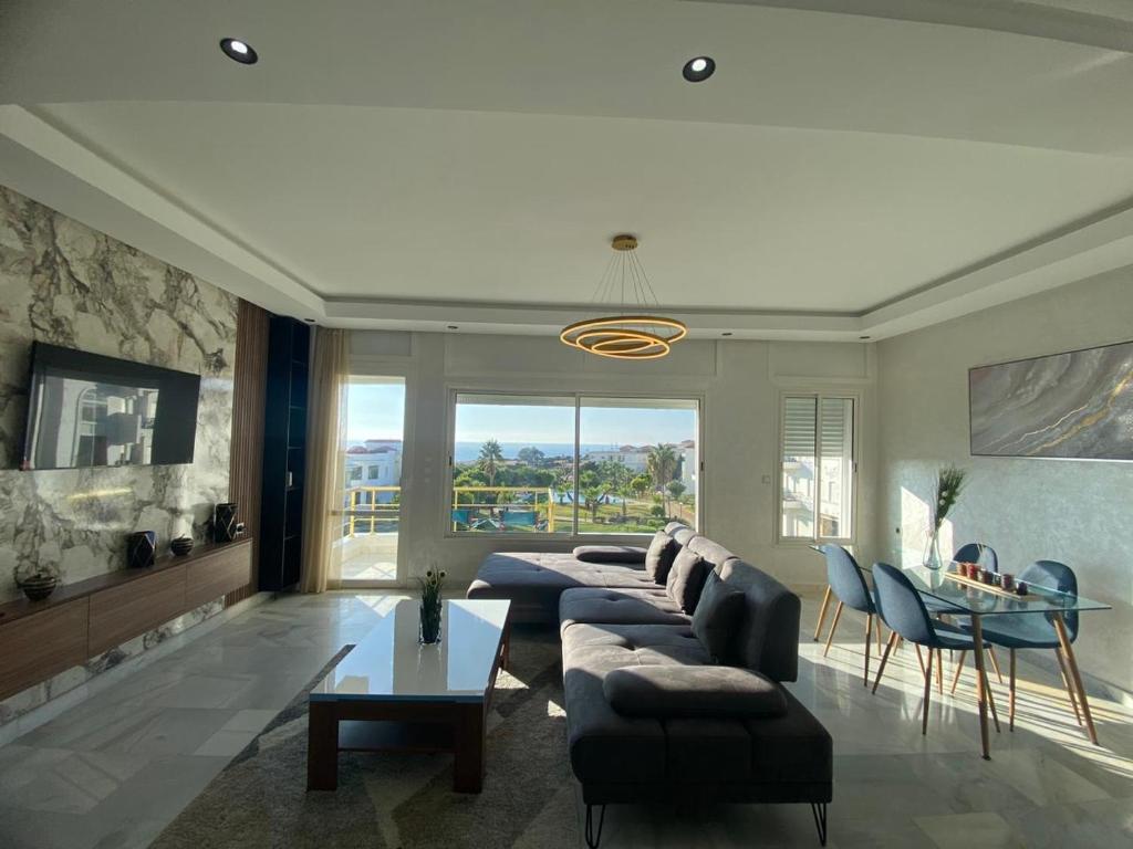 丹吉尔luxury condo with sea view的客厅配有沙发和桌子