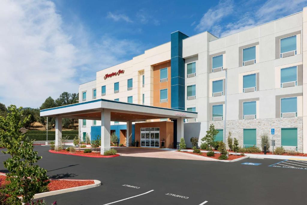 奥克赫斯特Hampton Inn Oakhurst-Yosemite的酒店前方的 ⁇ 染