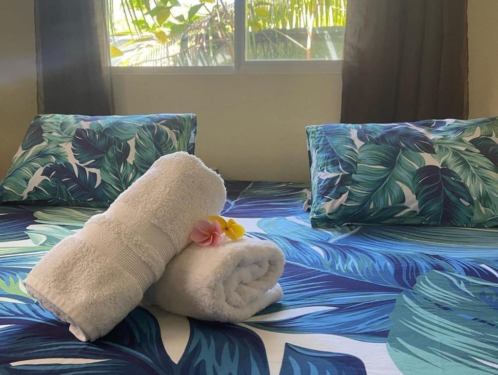 波拉波拉Toa Lodge Bora Bora的一种塞满了东西的动物坐在床上