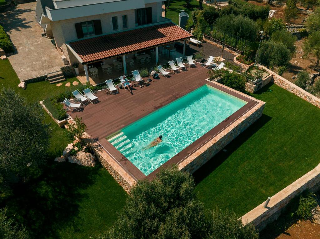 莫诺波利TerraCieloMare Apartments的游泳池游泳者上方的景致
