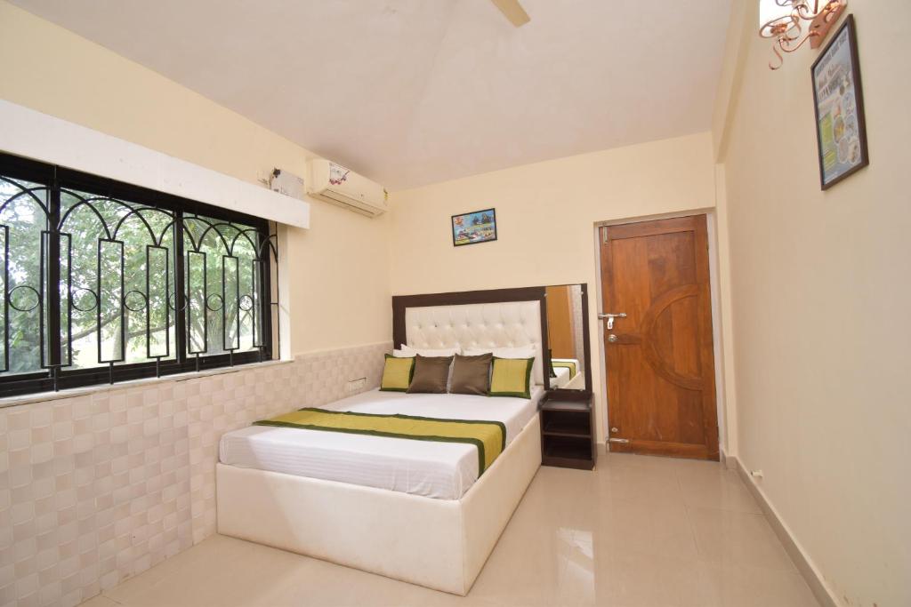 巴加Private Villa in Arpora的一间卧室设有一张床和一个窗口