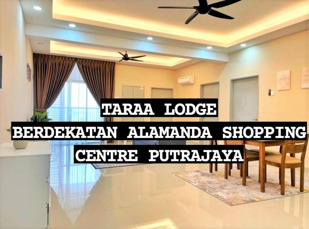 普特拉贾亚Taraa Lodge PutrajayaMuslim的客厅配有吊扇和桌子