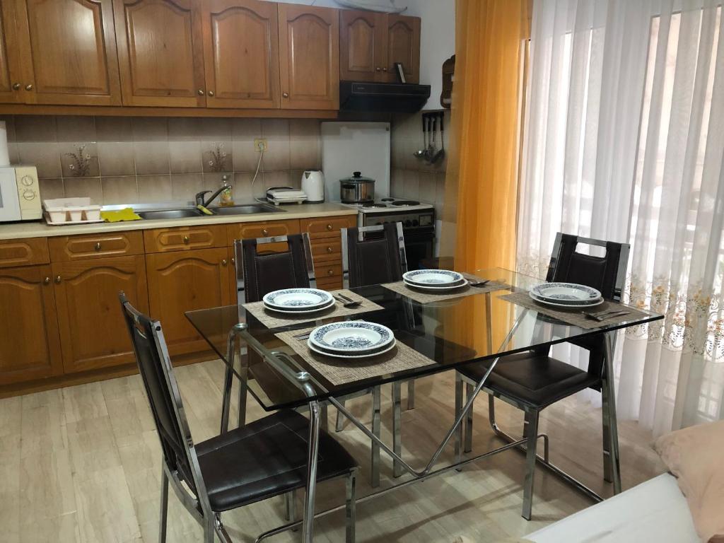 亚历山德鲁波利斯STOUDIO VOUL的厨房配有餐桌和椅子