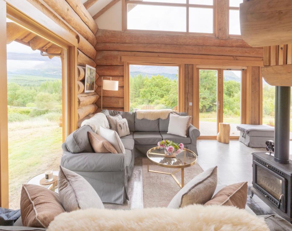 威廉堡Wild Nurture Eco Luxury Offgrid Log Cabin的带沙发和壁炉的客厅