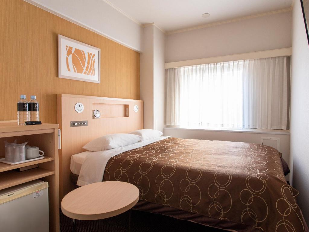 大阪大阪新阪急酒店的酒店客房设有床和窗户。