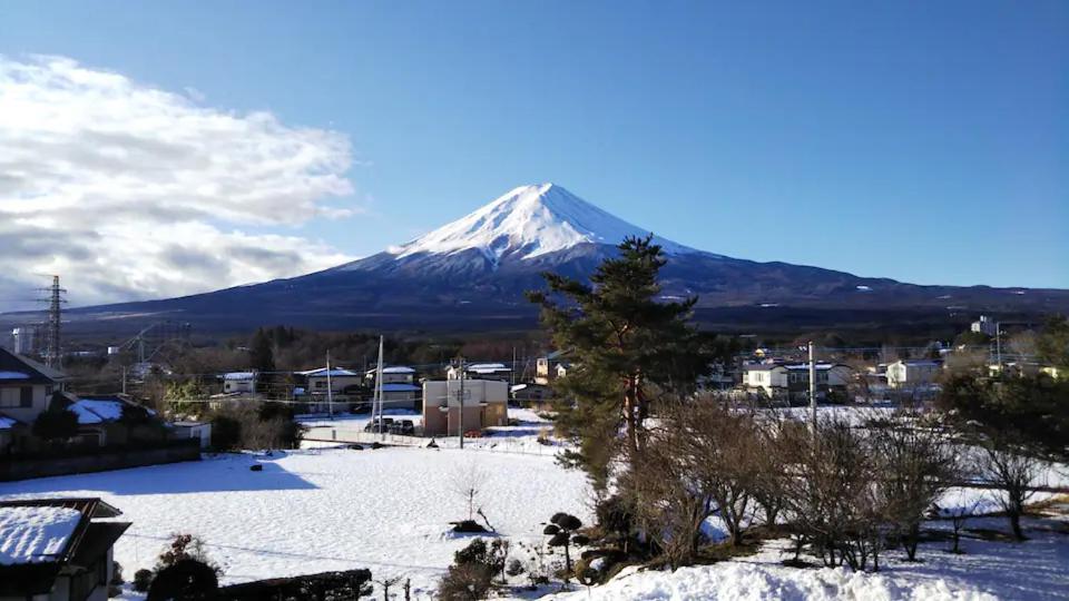 富士河口湖KAINOSATO的城市前的雪覆盖的山